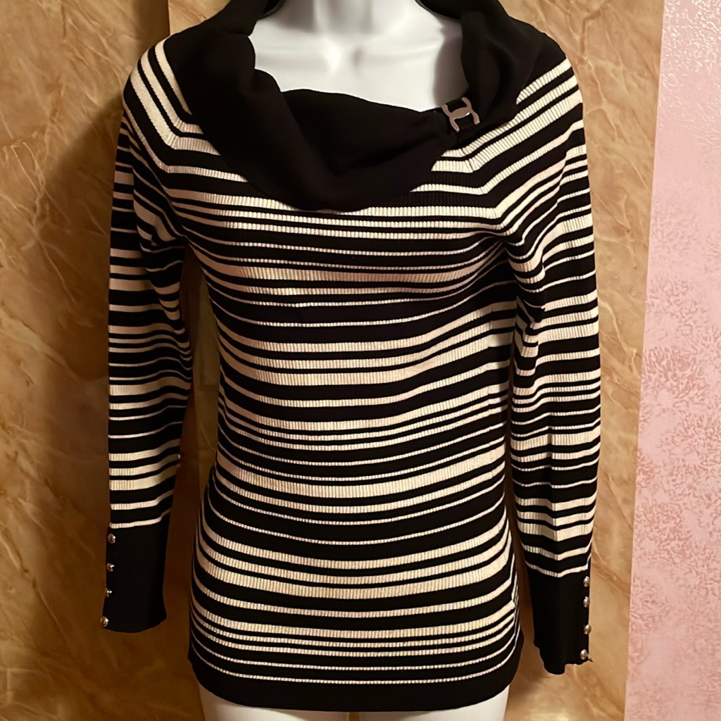 Women Preowned Accellent Condition Striped Sweater Color Black And White